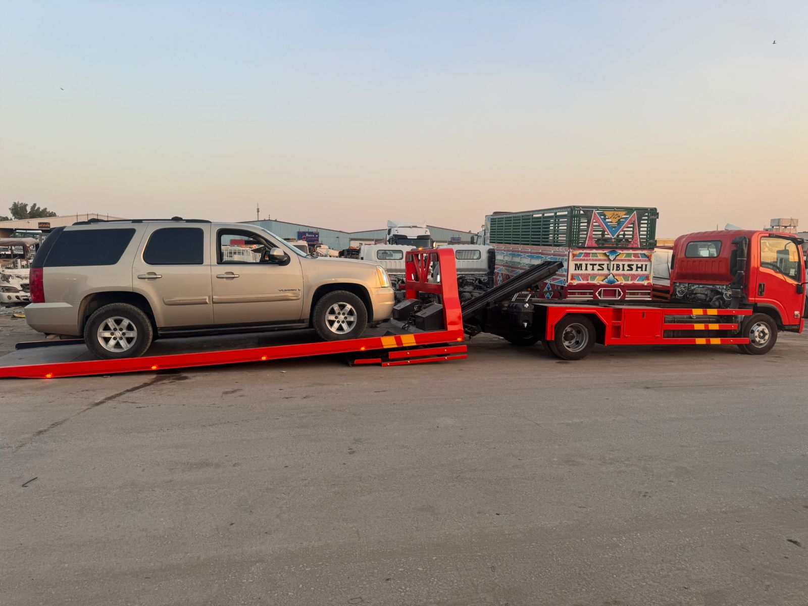 تحميل السيارات عند الغروب - خدمة نقل موثوقة