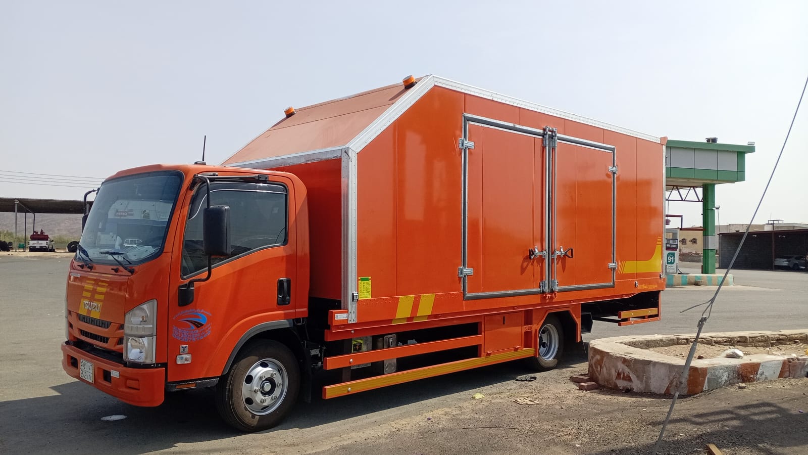 سطحة مغلقة للحماية الكاملة - نقل آمن للسيارات الحساسة