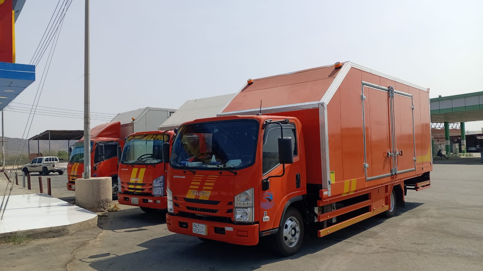 أسطول سطحات متخصص - شاحنات نقل حديثة في محطة الخدمة