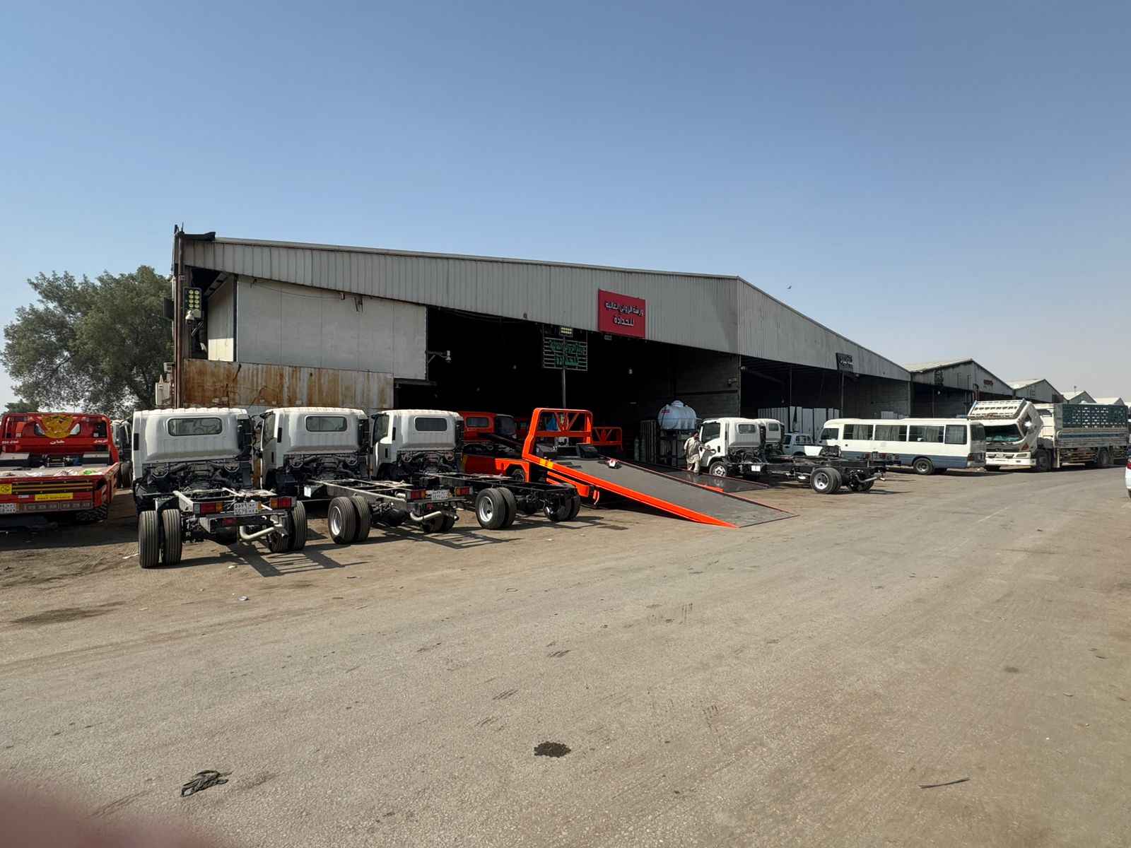 سطحة بين المدن السعودية - أسطول متخصص لنقل السيارات بين جميع مدن المملكة ودول الخليج