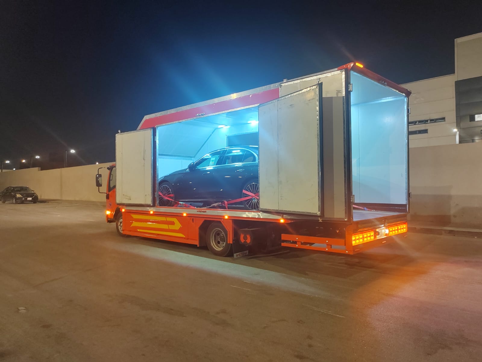 خدمة VIP لنقل السيارات الفاخرة - سطحة مغلقة بإضاءة LED