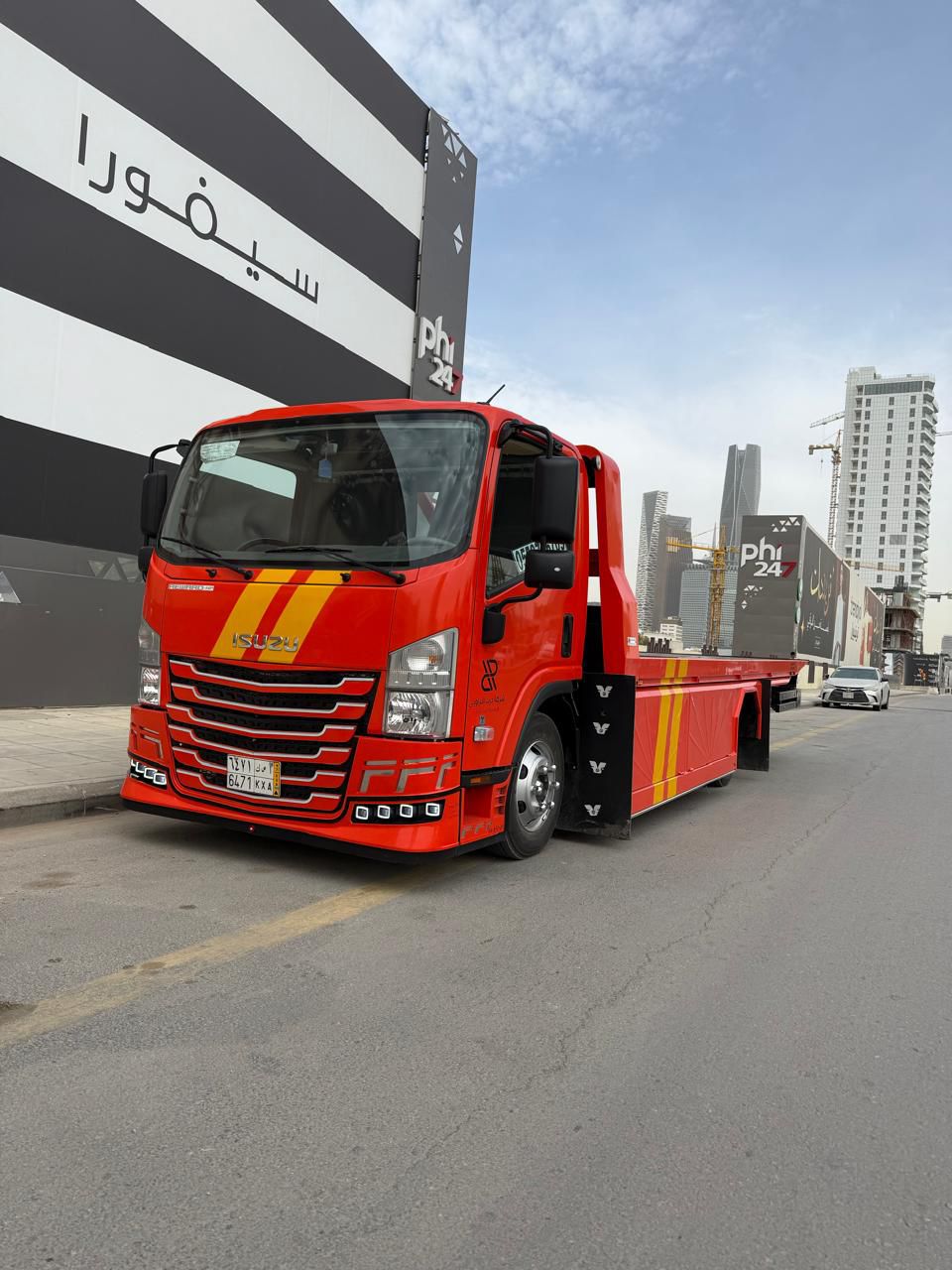 سطحة حديثة في الرياض - سطحة ISUZU برتقالية في وسط المدينة